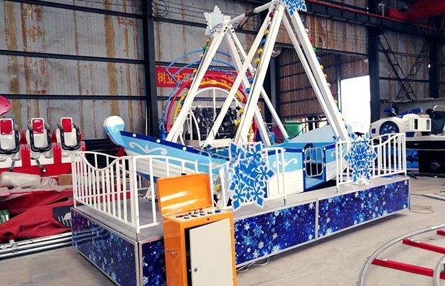 冰雪迷你海盗船