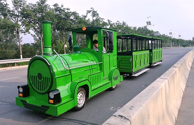 太阳能板观光火车