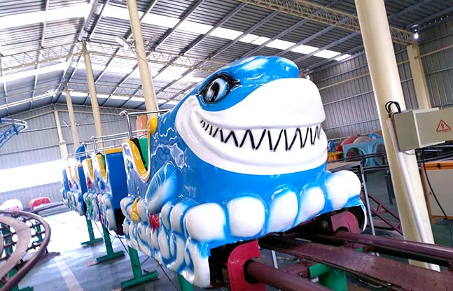 滑行鲨鱼游乐设备