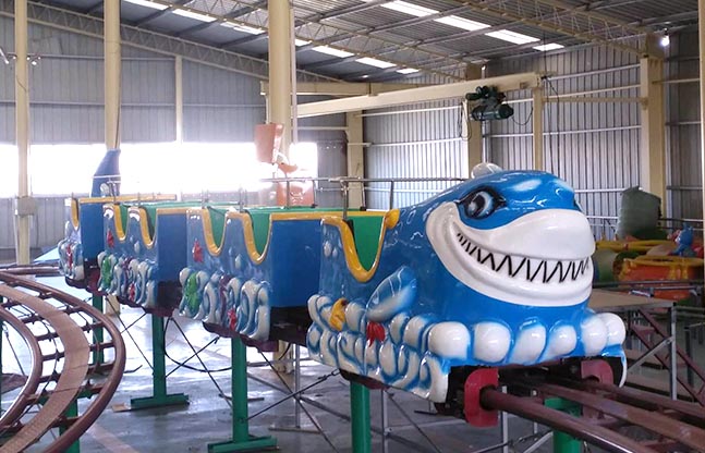 滑行鲨鱼游乐设备