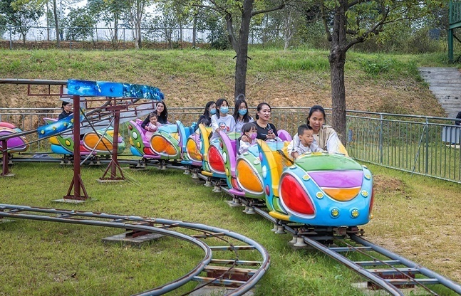 公园太空穿梭游乐设备