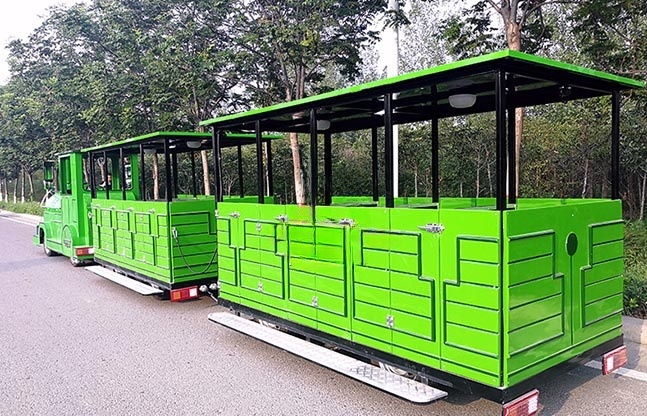 太阳能板观光火车