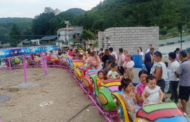 公园太空穿梭游乐设备